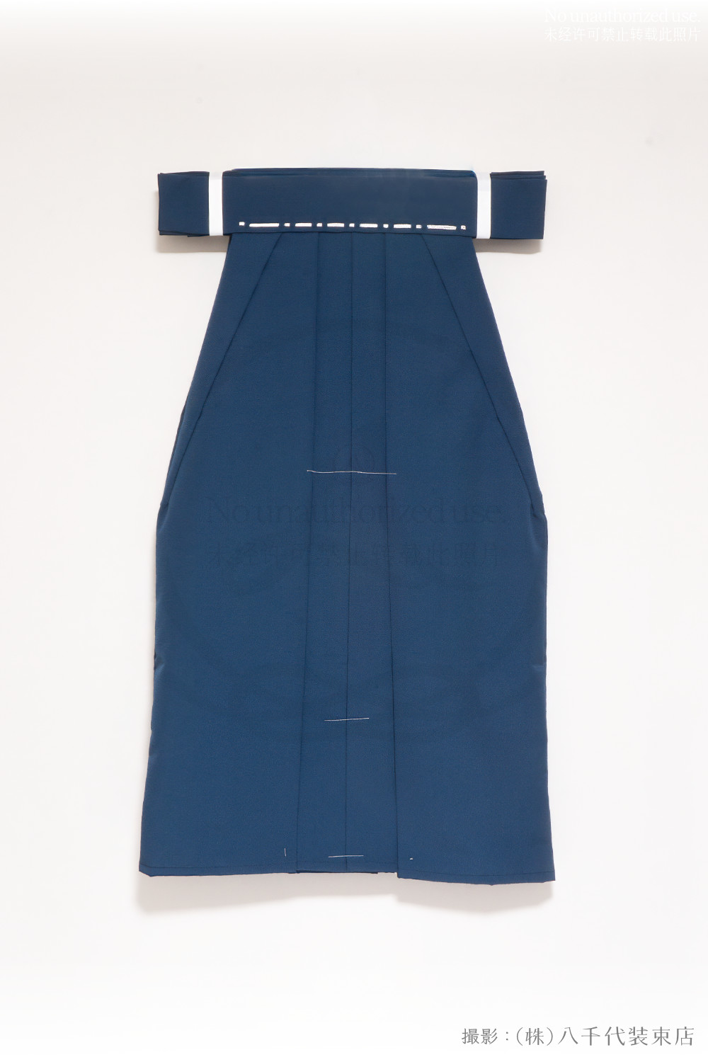 紺色の差袴の全体写真。